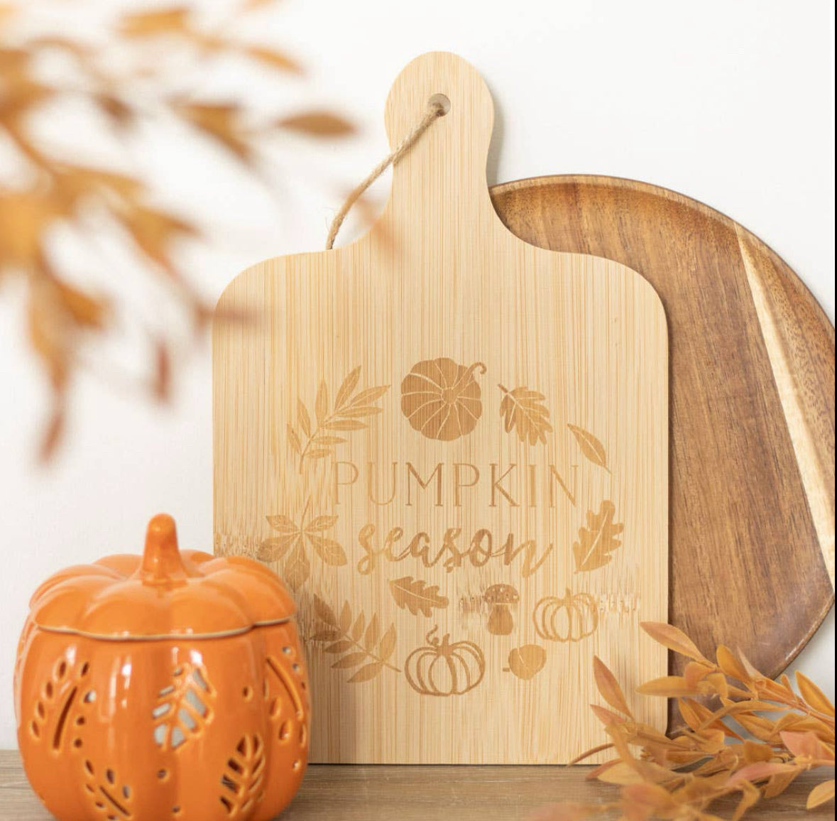 Planche de service en bois pour la saison des citrouilles d'automne