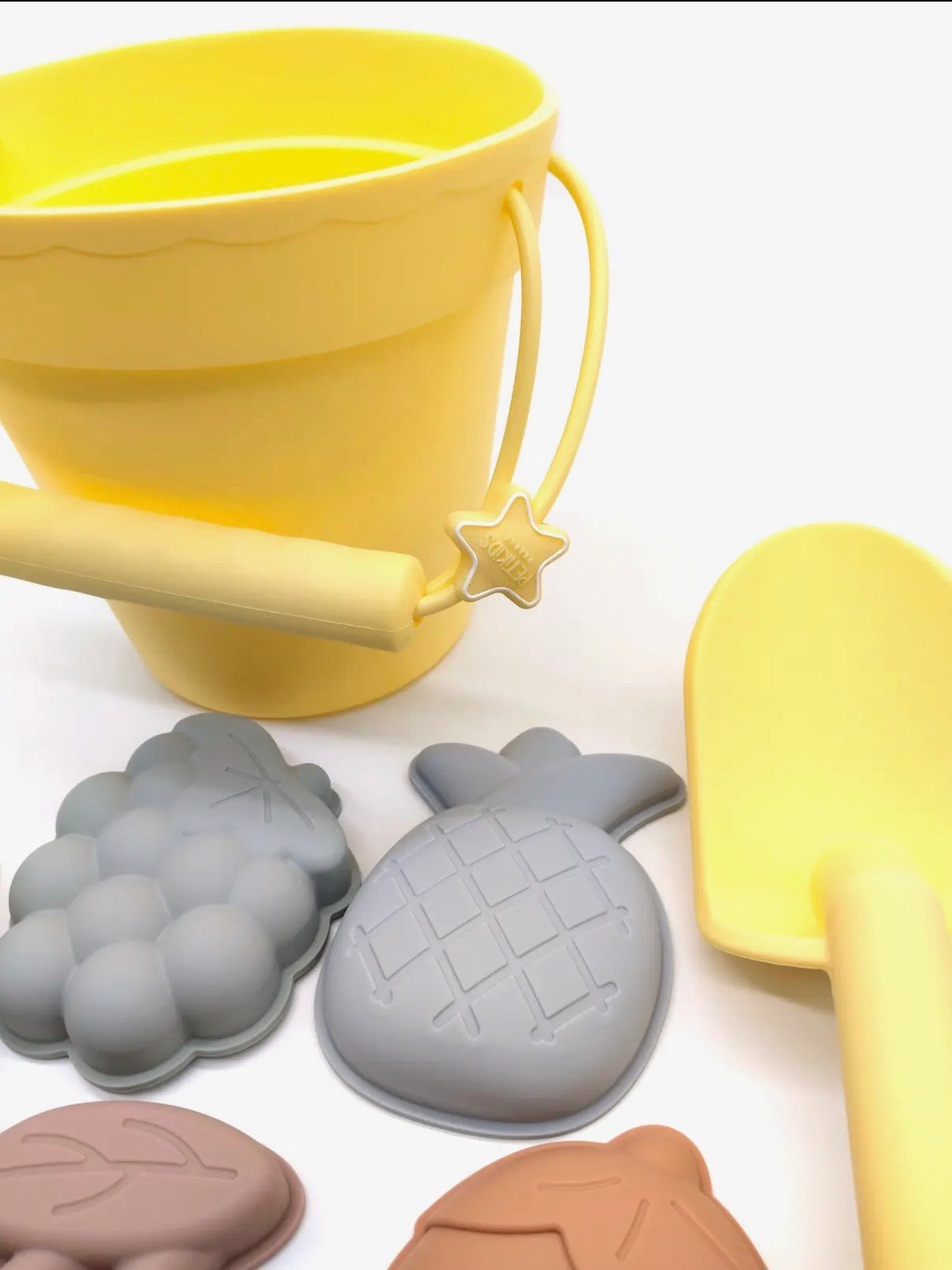 Jouets de plage en silicone (seau, pelle et 4 accessoires)