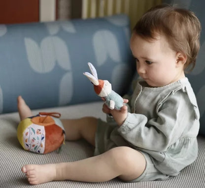 Balle d'activités avec marionnette de doigt. Grelot, rubans, marionnette de doigt.