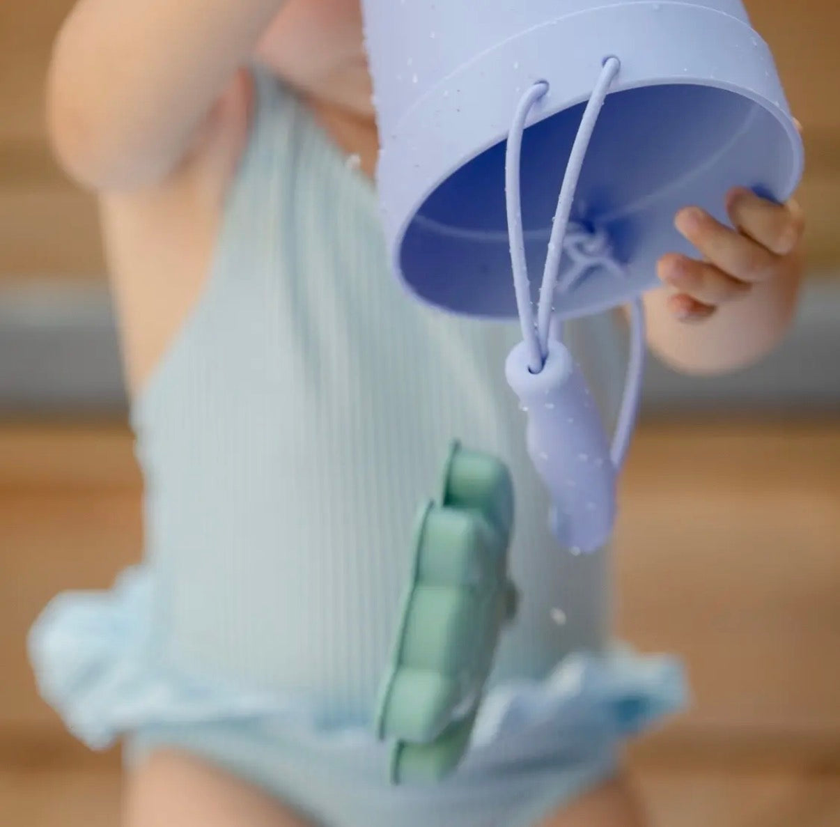 Jouets de plage en silicone (seau, pelle et 4 accessoires)