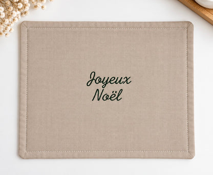🎄 Serviette de table de Noël brodée – Tartan & petits cœurs
