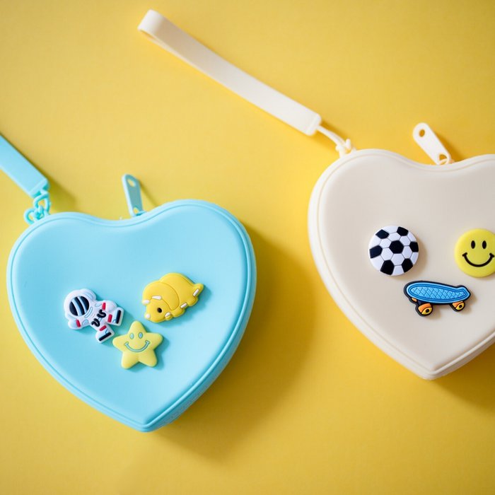 pochettes perforées + 3 Charms