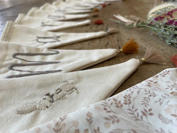 Guirlande Fanion Brodée – Bohème Chic et 100% Personnalisable