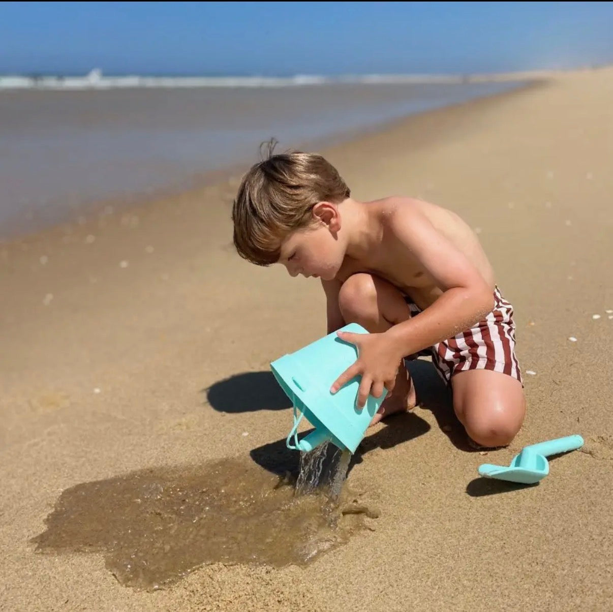 Jouets de plage en silicone (seau, pelle et 4 accessoires)