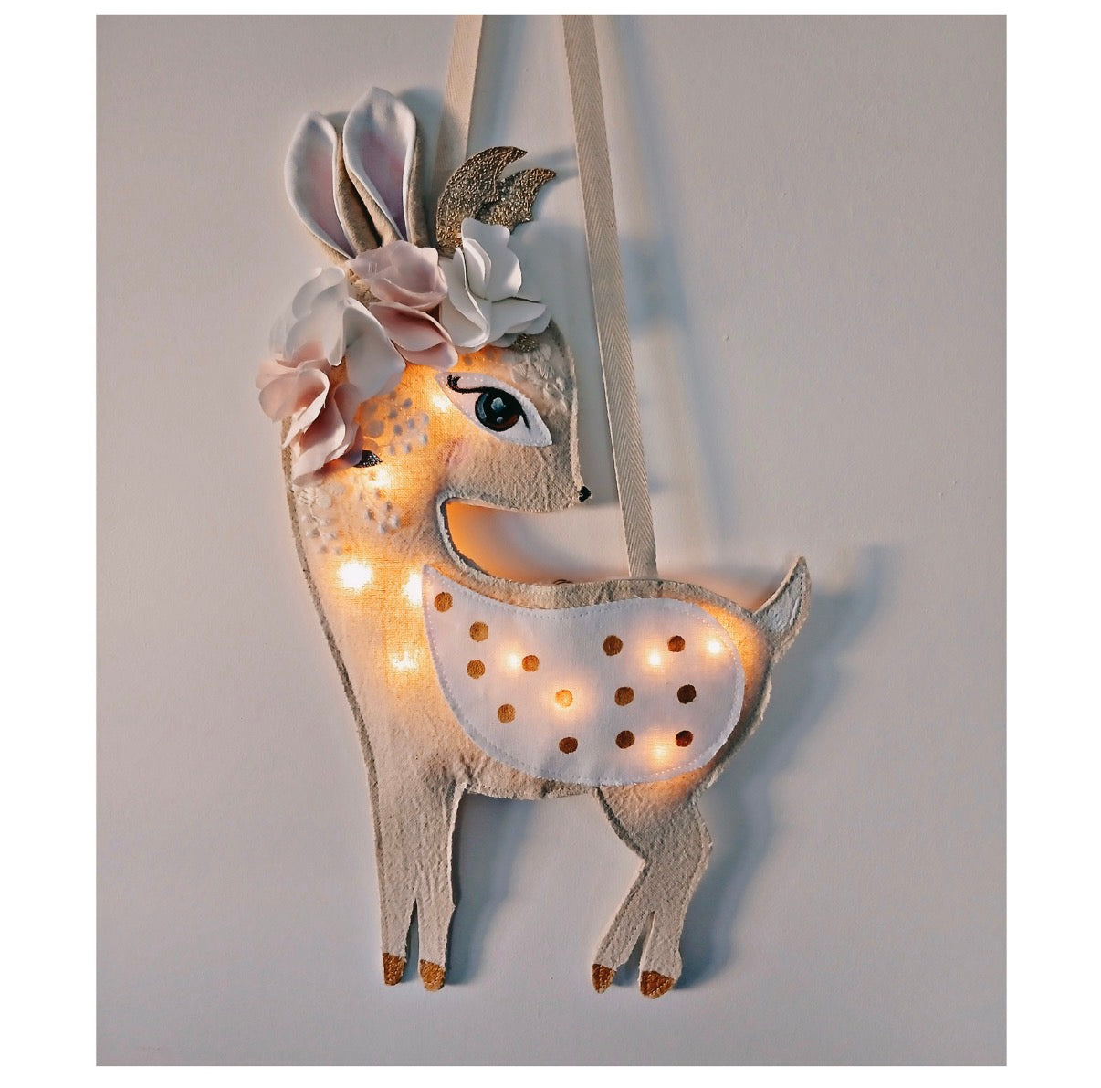 Biche lumineuse murale – décoration poétique