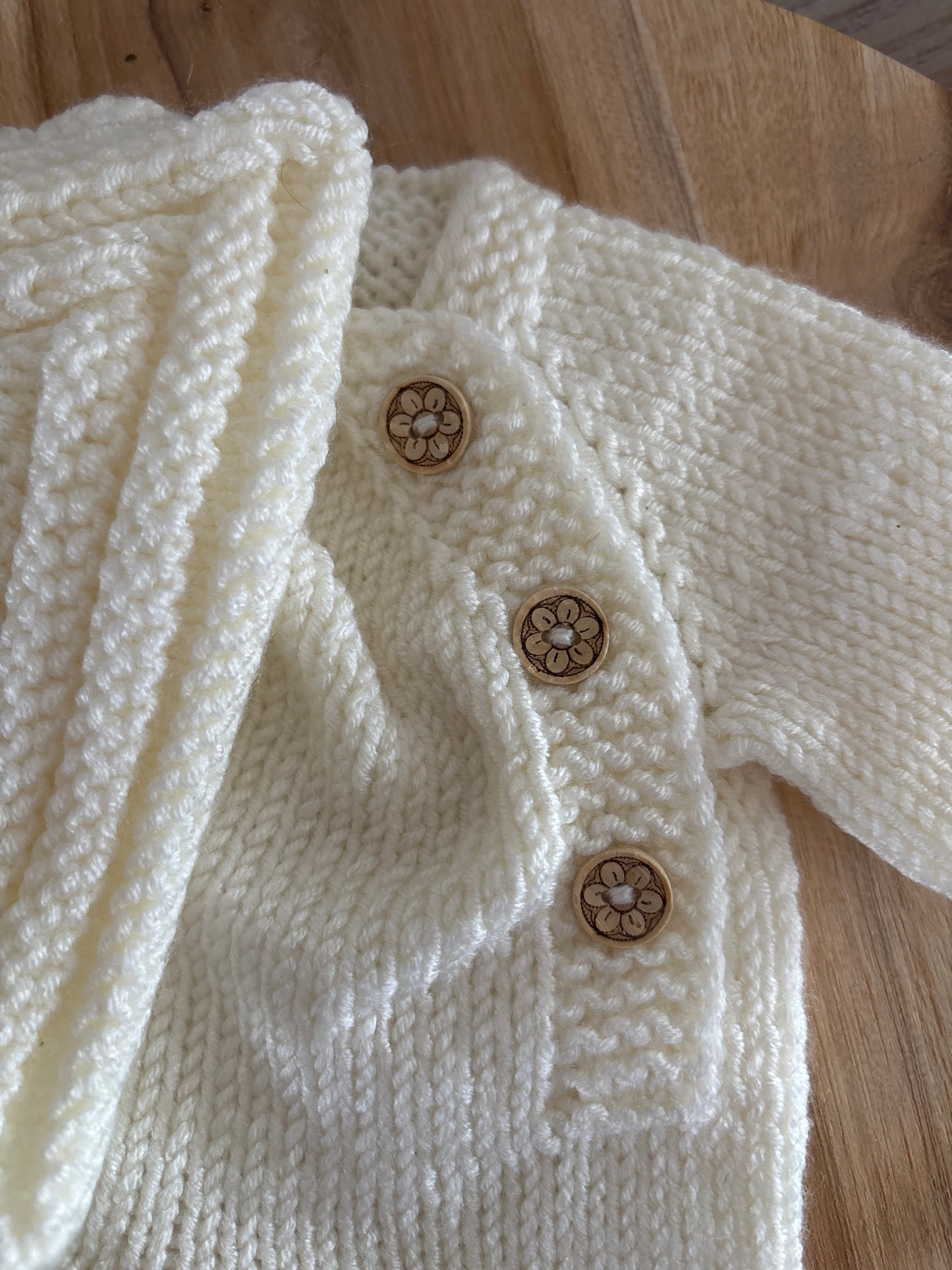 Ensemble tricoté main écru – bonnet & combinaison ❄️