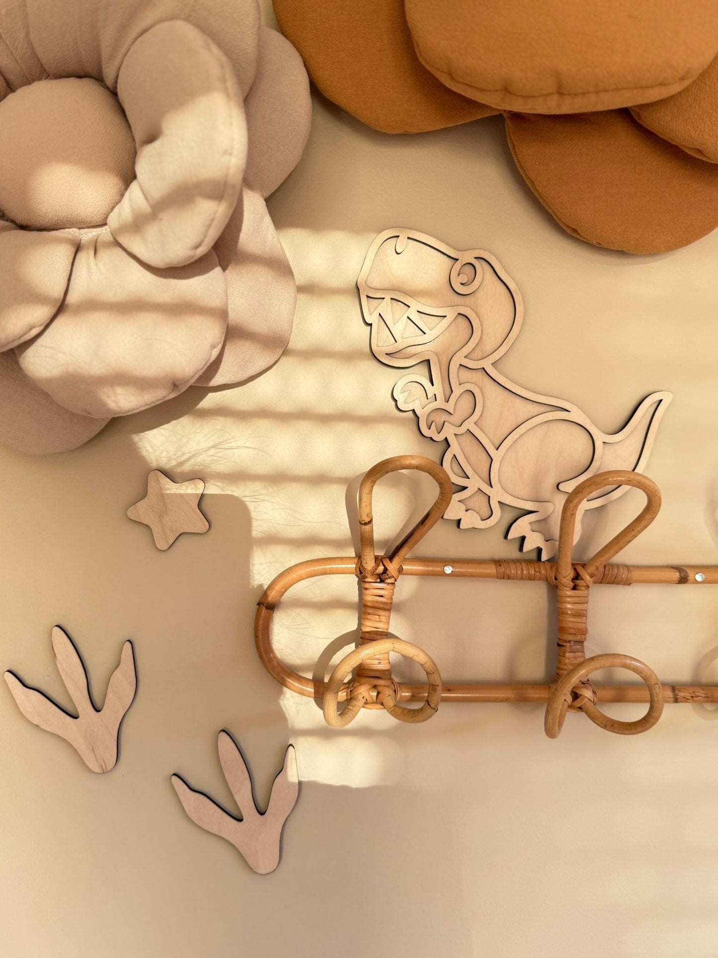 Décoration murale en bois - T-Rex et empreintes de dinosaures