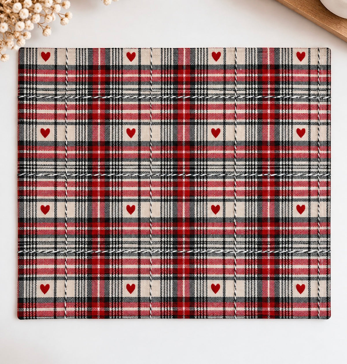 🎄 Serviette de table de Noël brodée – Tartan & petits cœurs