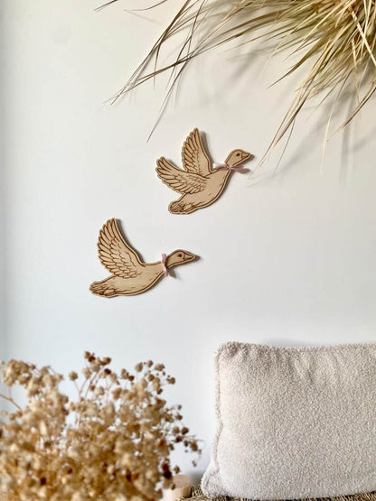 🕊️ Duo d’Oies en Vol – Décoration murale bois