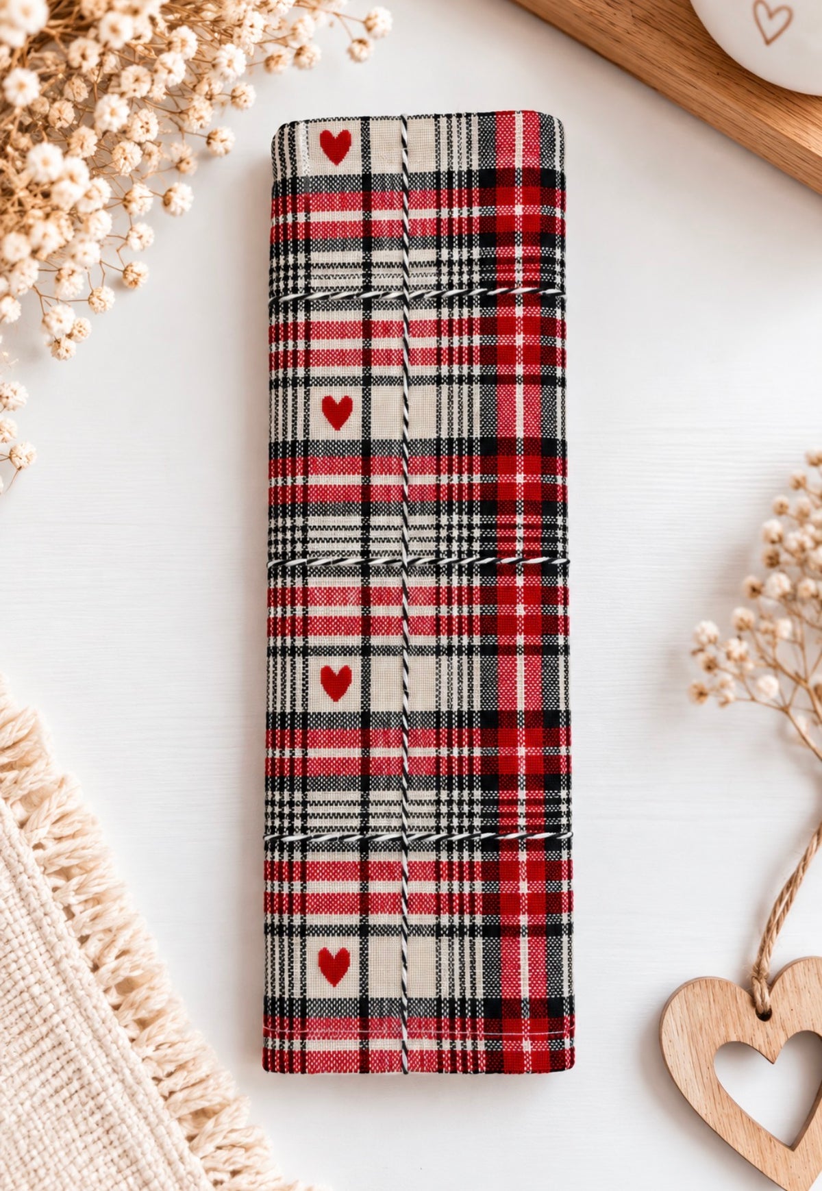 🎄 Serviette de table de Noël brodée – Tartan & petits cœurs