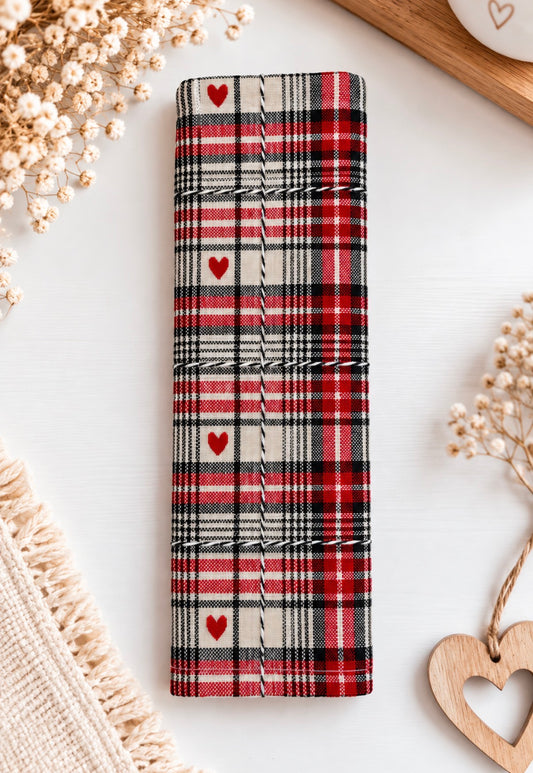 🎄 Serviette de table de Noël brodée – Tartan & petits cœurs