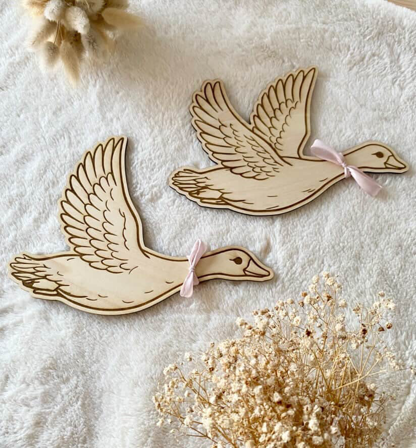 🕊️ Duo d’Oies en Vol – Décoration murale bois