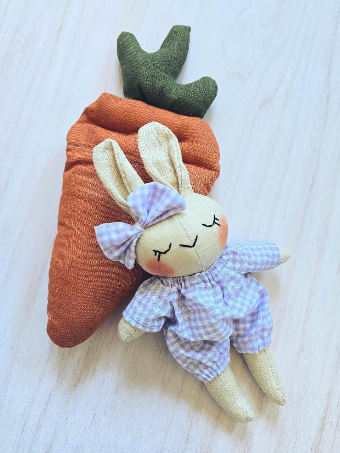 Mini lapin et sa carotte