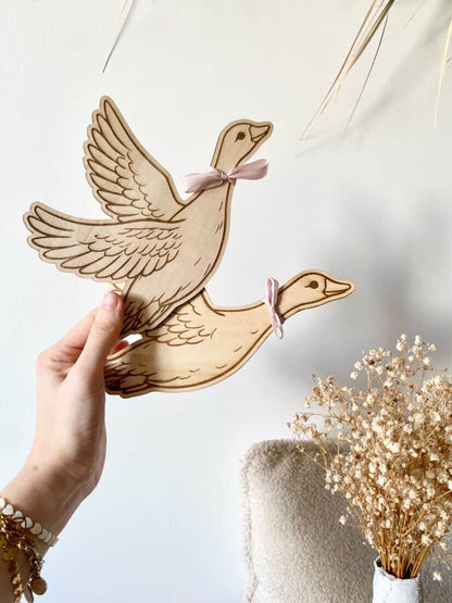 🕊️ Duo d’Oies en Vol – Décoration murale bois