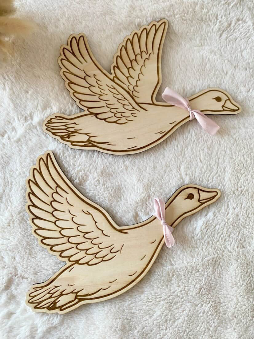 🕊️ Duo d’Oies en Vol – Décoration murale bois