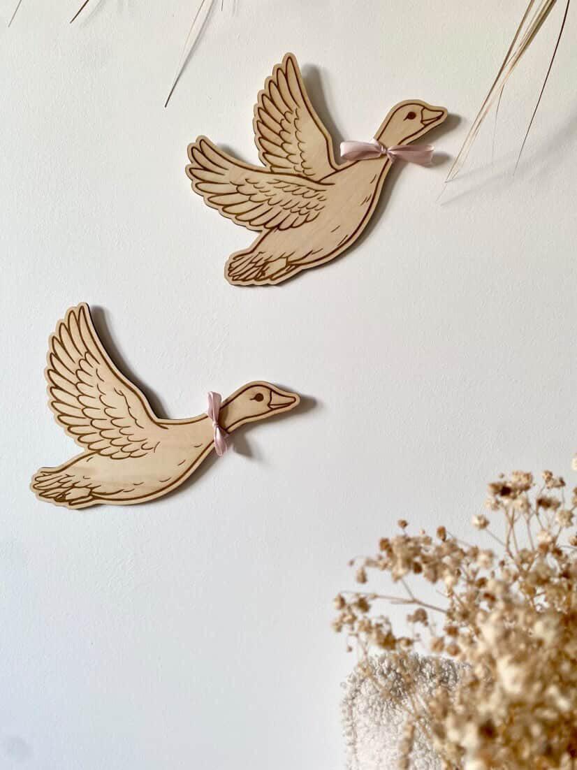 🕊️ Duo d’Oies en Vol – Décoration murale bois