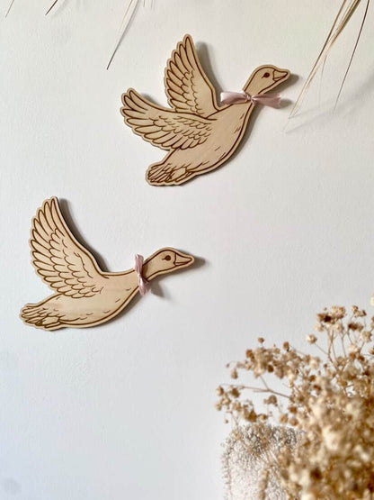 🕊️ Duo d’Oies en Vol – Décoration murale bois