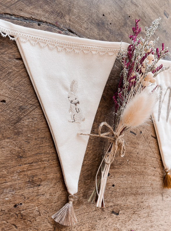 Guirlande Fanion Brodée – Bohème Chic et 100% Personnalisable