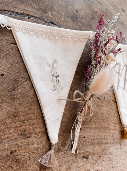 Guirlande Fanion Brodée – Bohème Chic et 100% Personnalisable