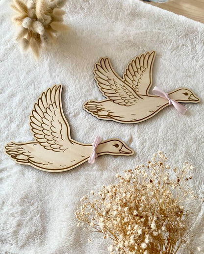 🕊️ Duo d’Oies en Vol – Décoration murale bois
