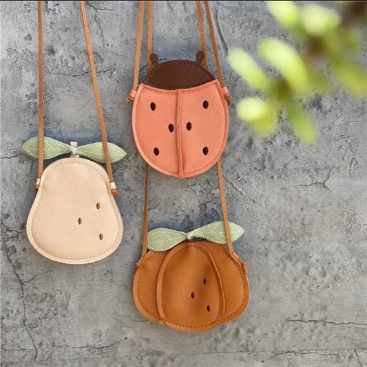 Mini sac en simili cuir – Collection Fruitée & Enchantée
Poire, coccinelle ou citrouille