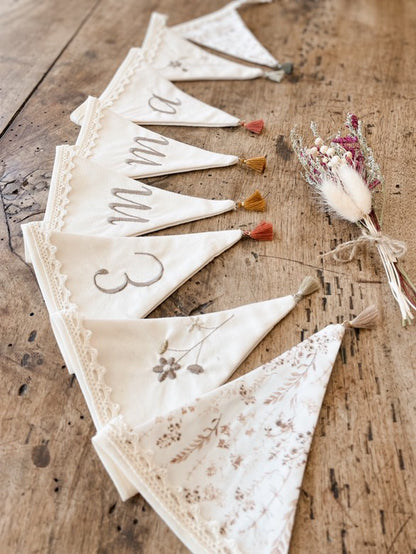 Guirlande Fanion Brodée – Bohème Chic et 100% Personnalisable