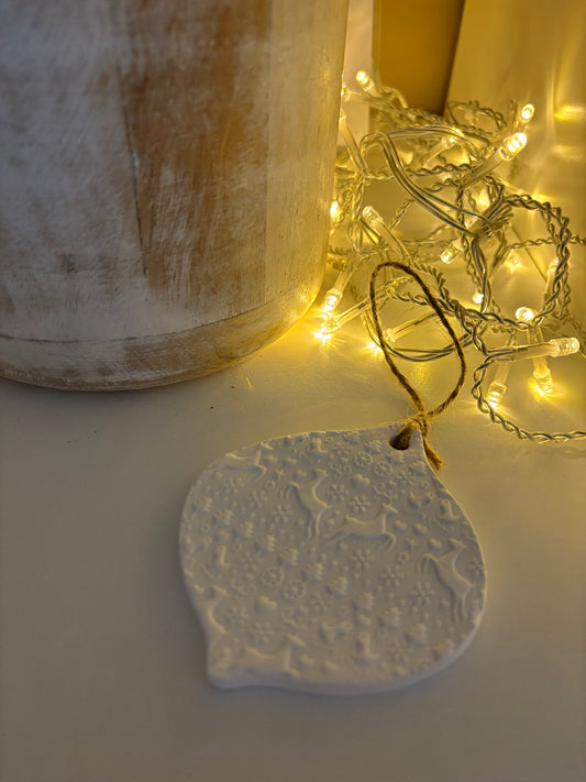 🎄 Suspension de Noël – Boule plate blanche en relief