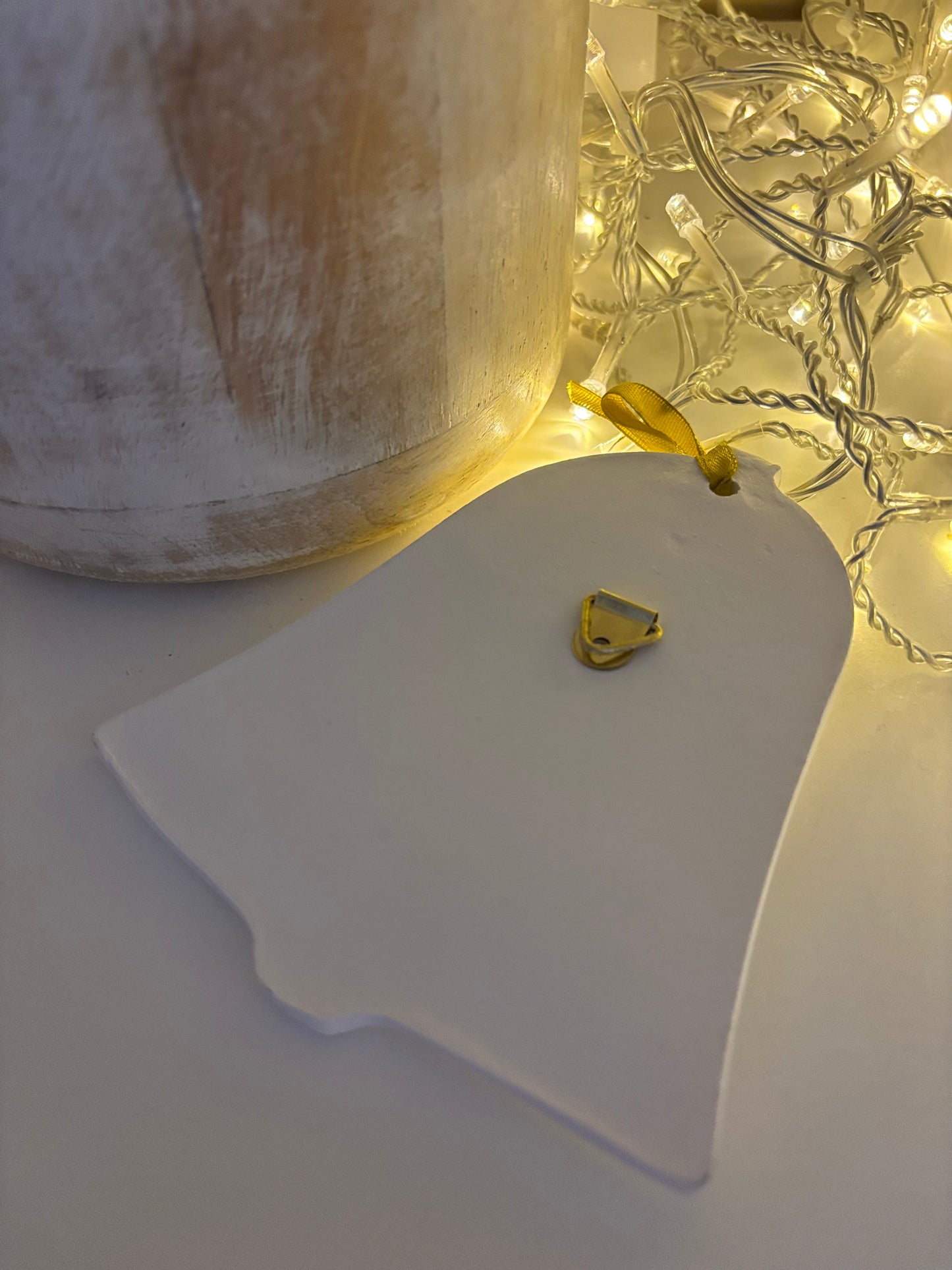 🔔 Suspension de Noël – Cloche blanche relief “Joyeux Noël” XL