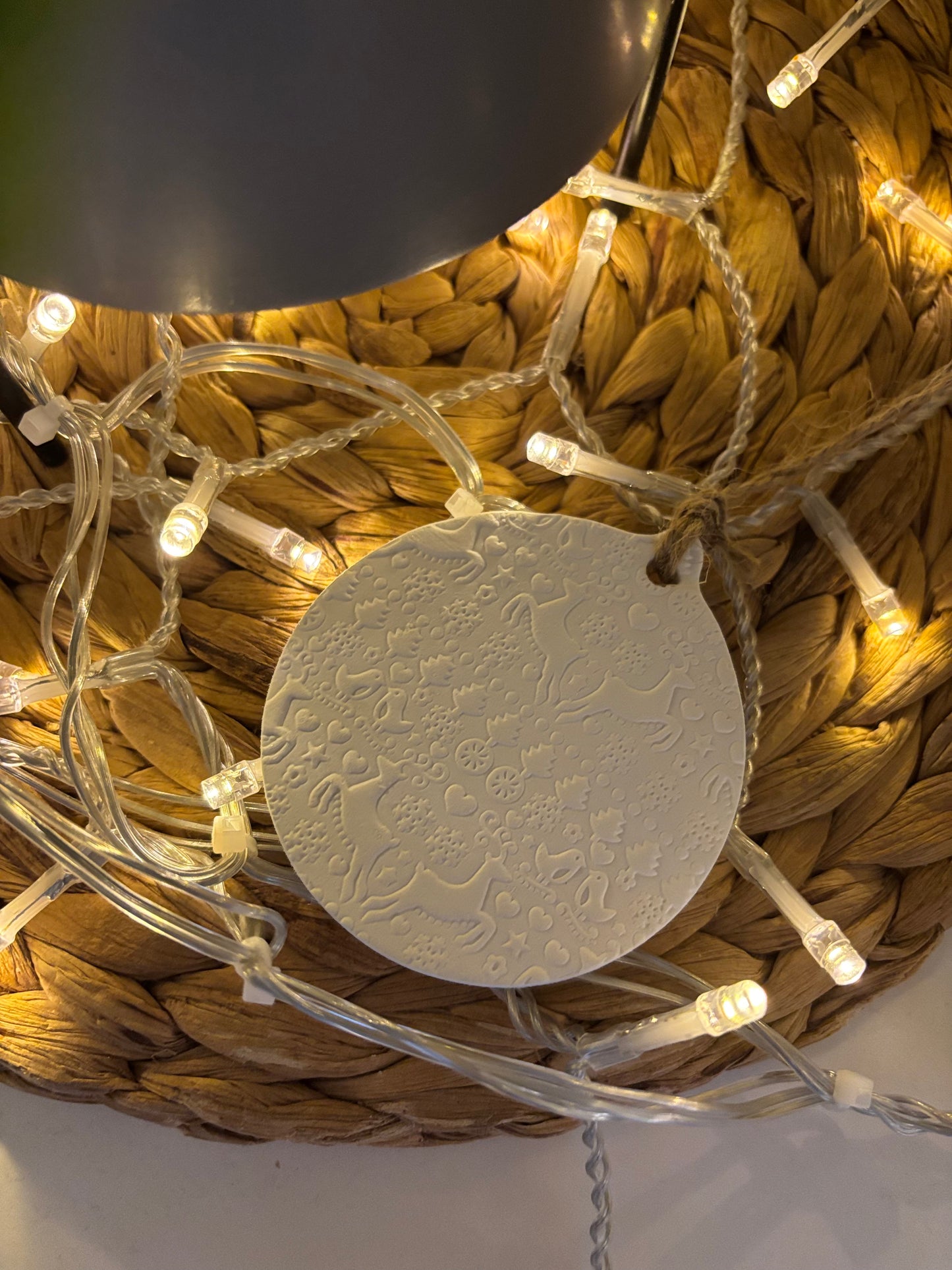 🎅 Suspension de Noël – Ronde blanche en relief