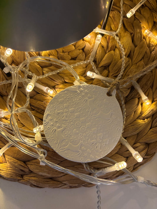 🎅 Suspension de Noël – Ronde blanche en relief