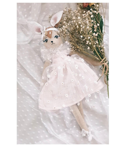 🦌🌸 Poupée Biche – Robe Rose Fleurie