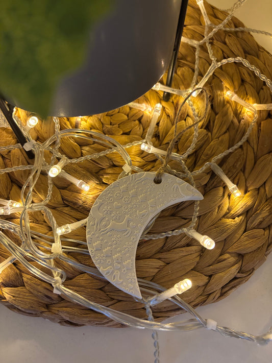 🌙 Suspension de Noël – Lune blanche en relief