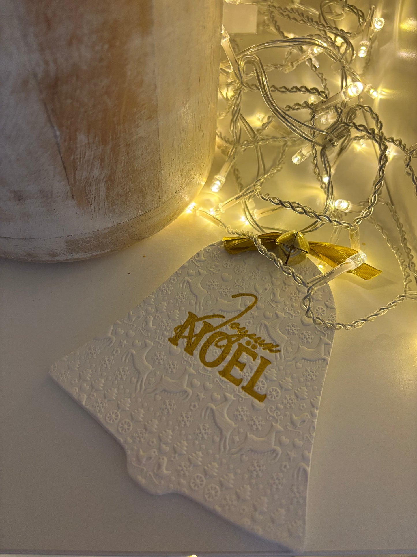 🔔 Suspension de Noël – Cloche blanche relief “Joyeux Noël” XL