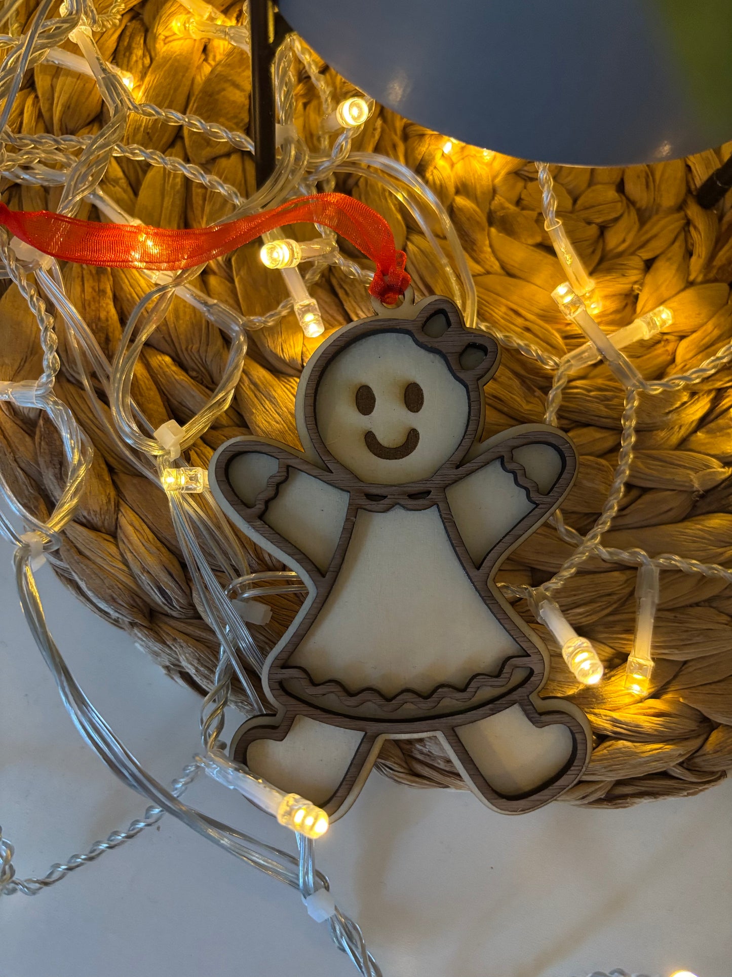 🎀 Suspension en bois – Petite poupée