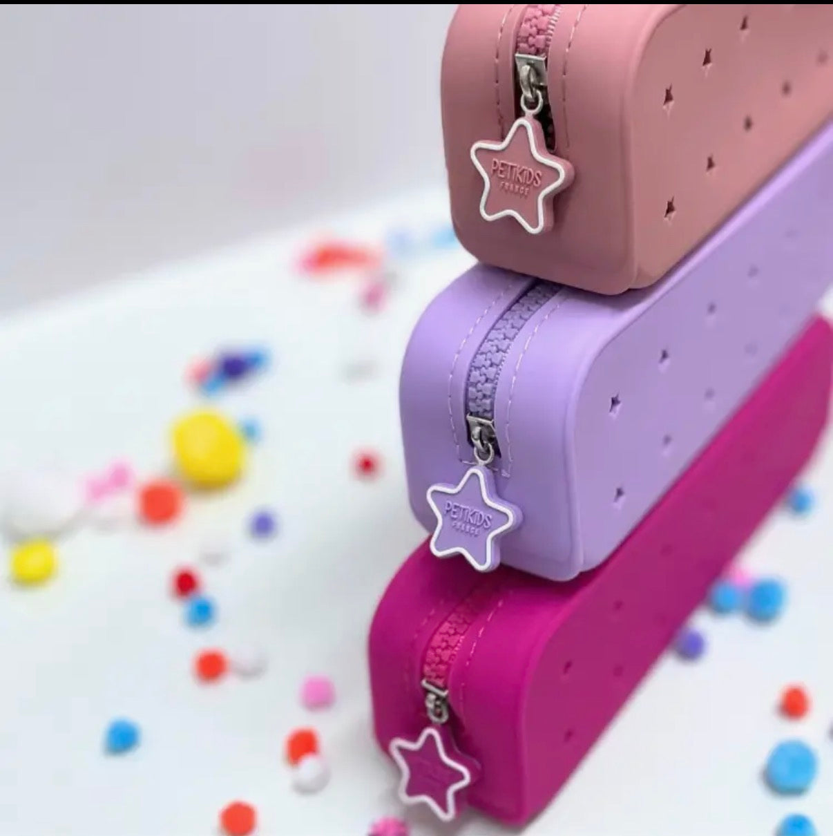 trousses scolaire Perforées+3 Charms 
PETIKIDS
