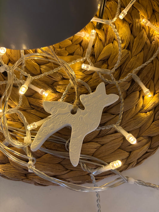 🦌 Suspension de Noël – Biche blanche en relief