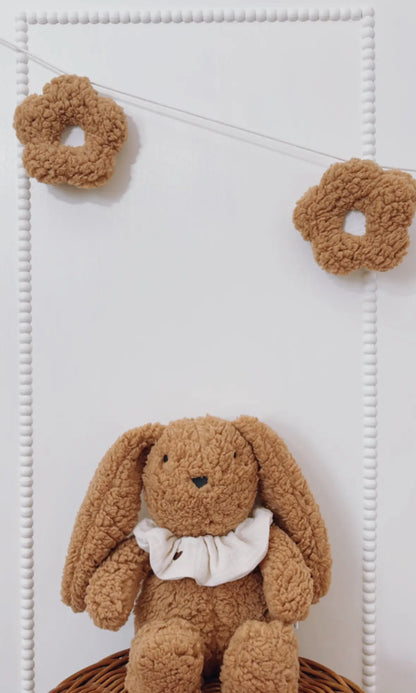 Lapin en peluche avec scrunchie