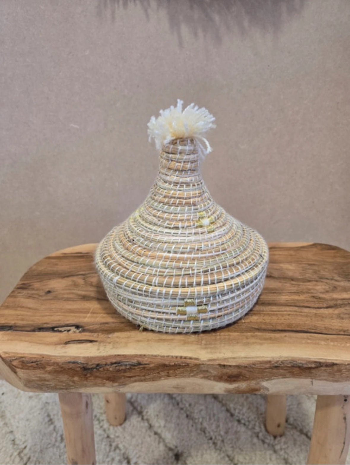 Panier “Tajine” en feuille de palmier – Laine crème & fil doré – Fait main