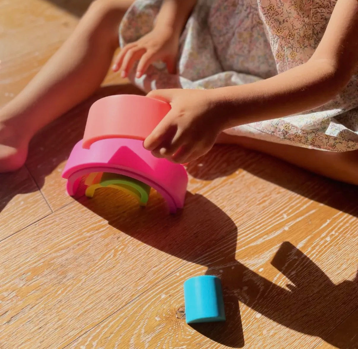 Arc-en-Ciel Empilable en Silicone – Jouet d’éveil poétique & sensoriel