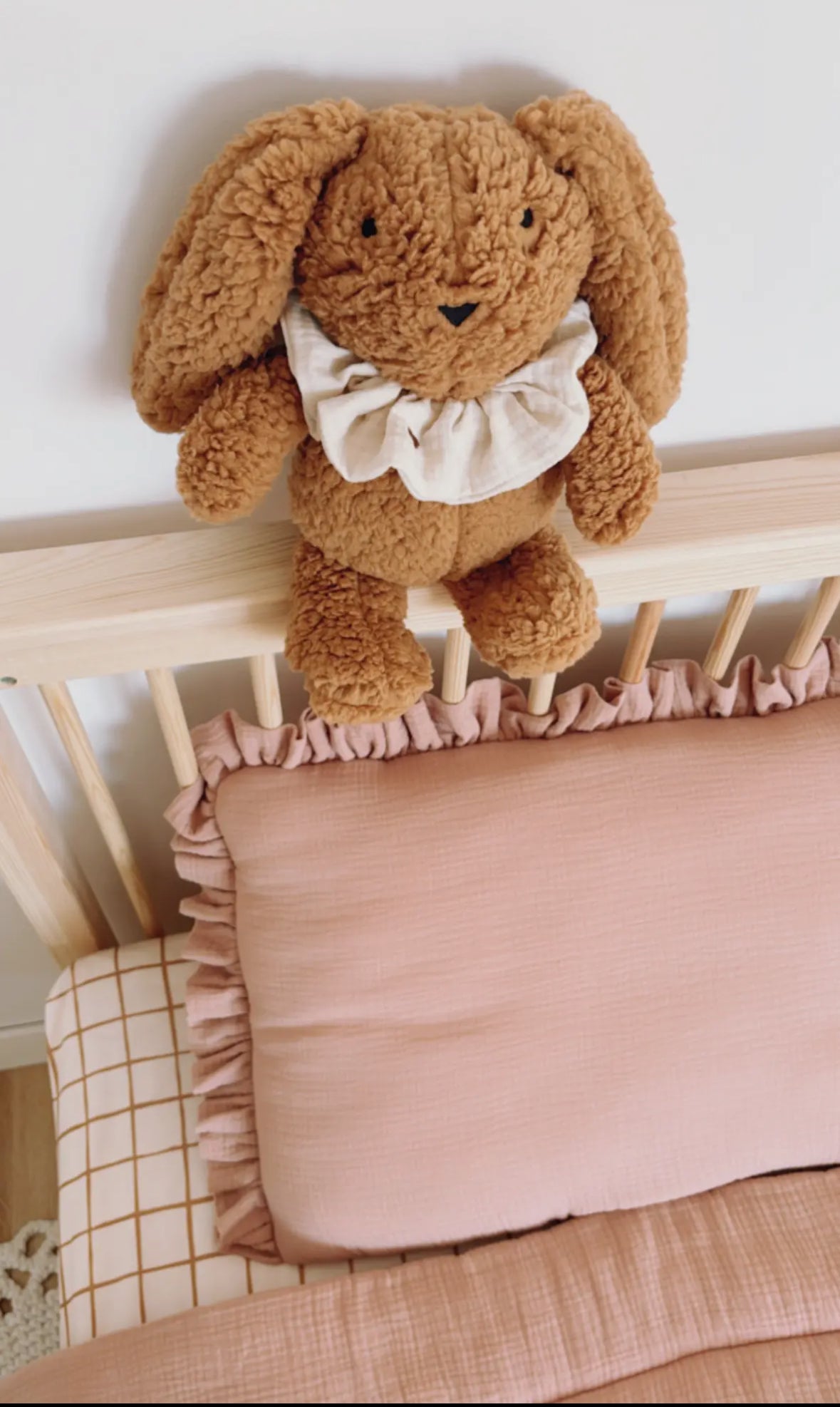 Lapin en peluche avec scrunchie