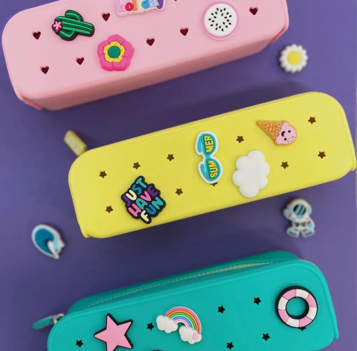 trousses scolaire Perforées+3 Charms 
PETIKIDS