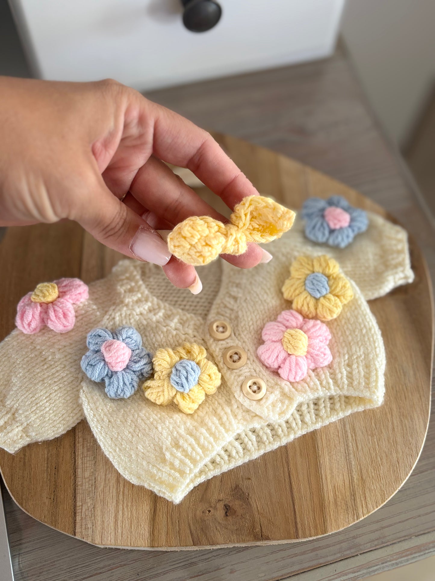 Cardigan fleuri tricoté main avec bandeau – pour poupées 28 à 34 cm 🌼