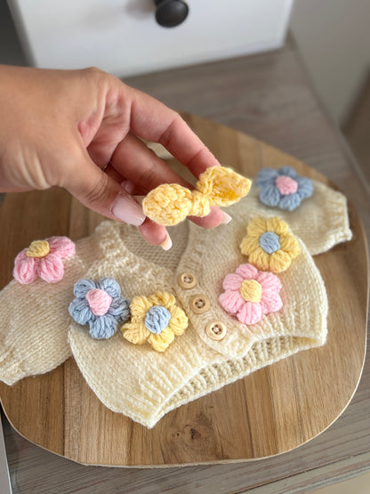 Cardigan fleuri tricoté main avec bandeau – pour poupées 28 à 34 cm 🌼