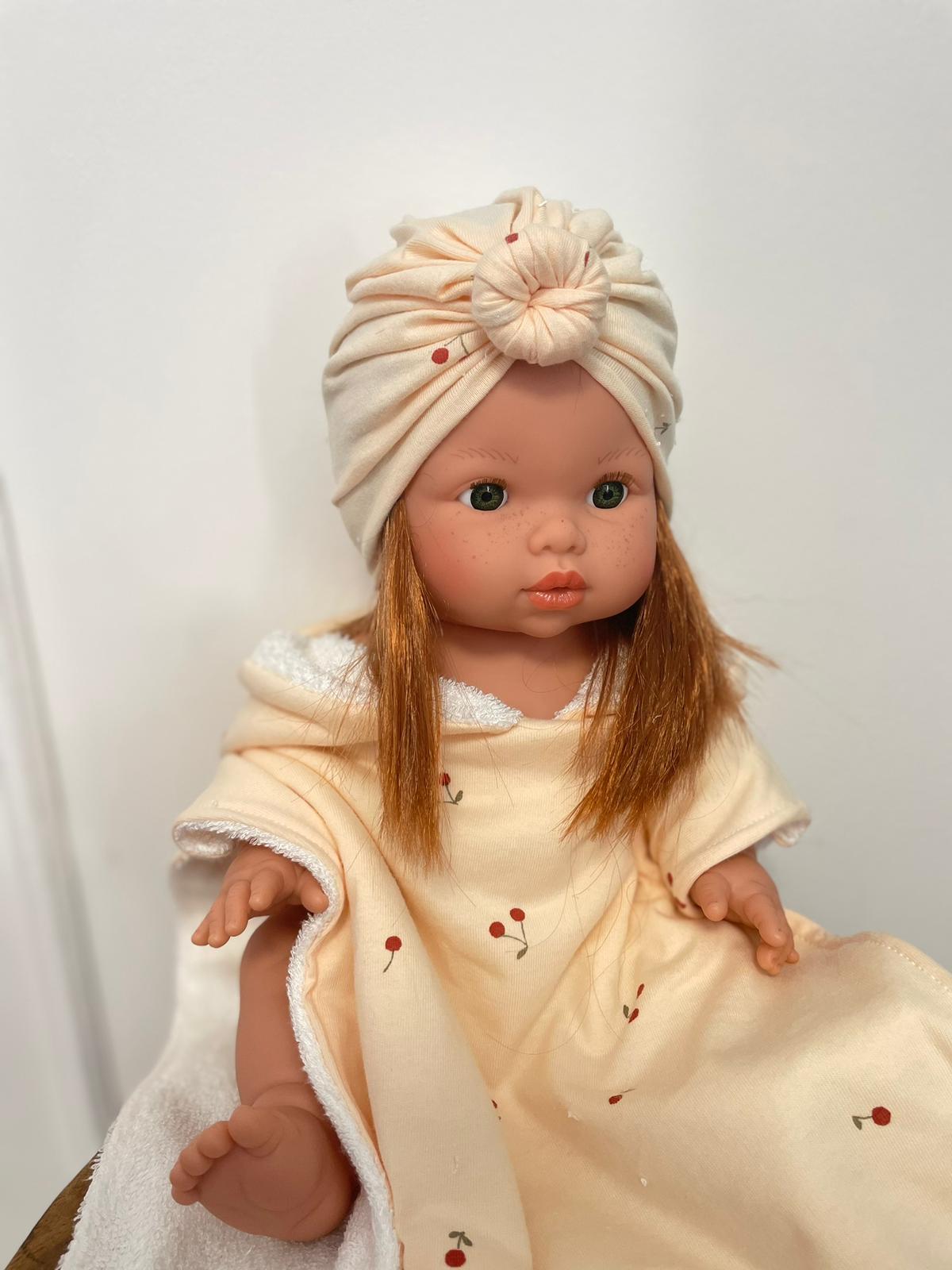 Ensemble Poncho & Turban cerises – Création artisanale pour poupées 🍒