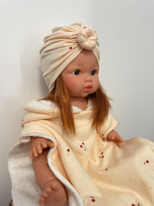 Ensemble Poncho & Turban cerises – Création artisanale pour poupées 🍒