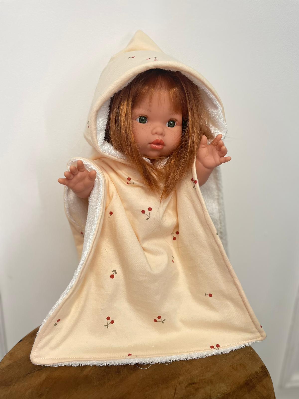 Ensemble Poncho & Turban cerises – Création artisanale pour poupées 🍒
