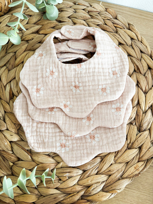 Bavoir poupée – modèle Daisy 🌸