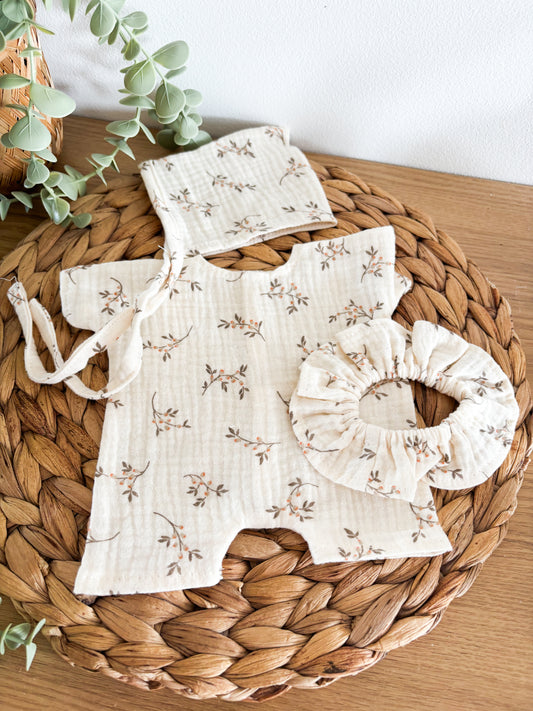 Ensemble trois pièces – Romper, bonnet & collerette