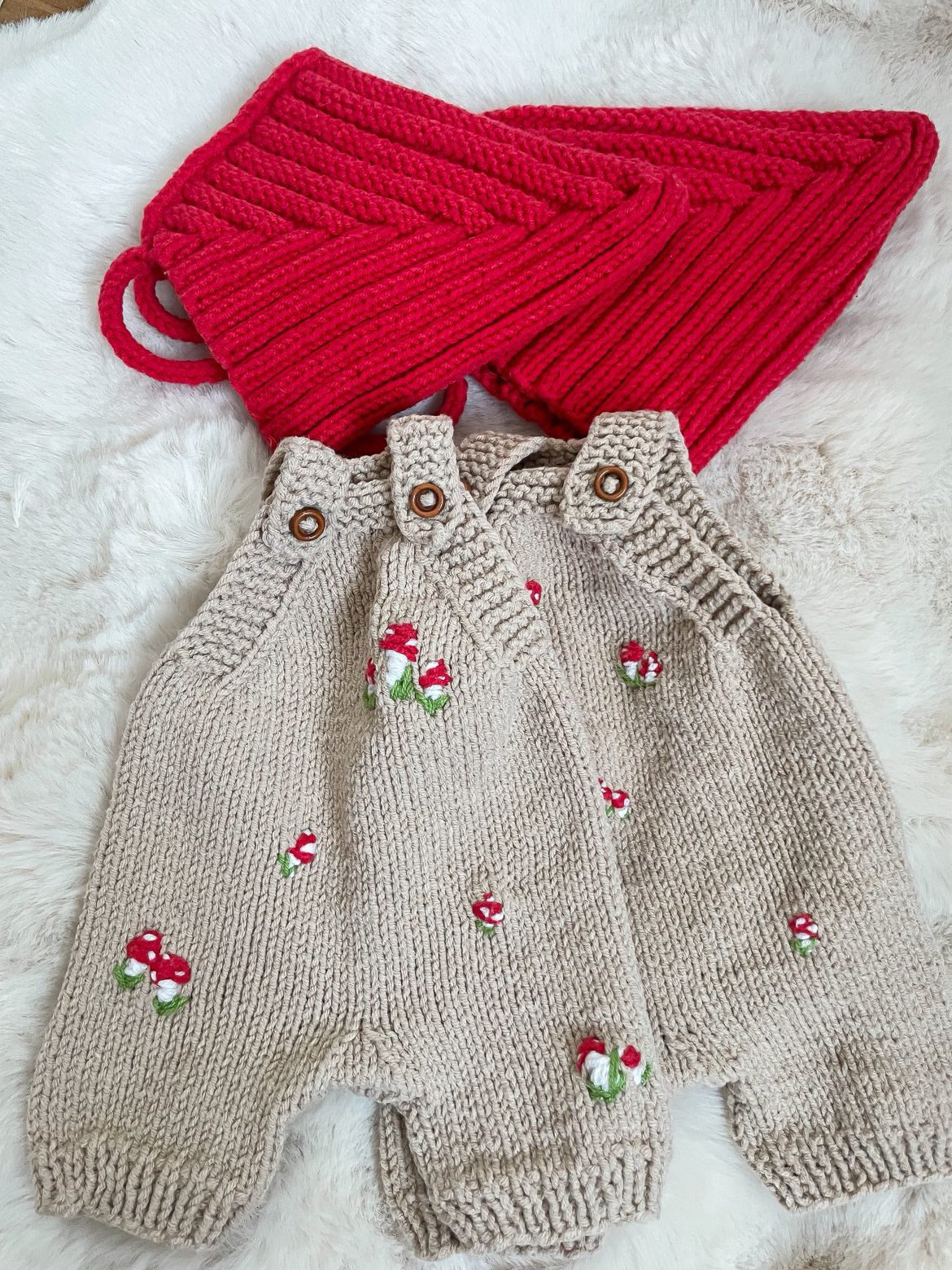 Ensemble tricoté main – Salopette & Bonnet pointu 🍄