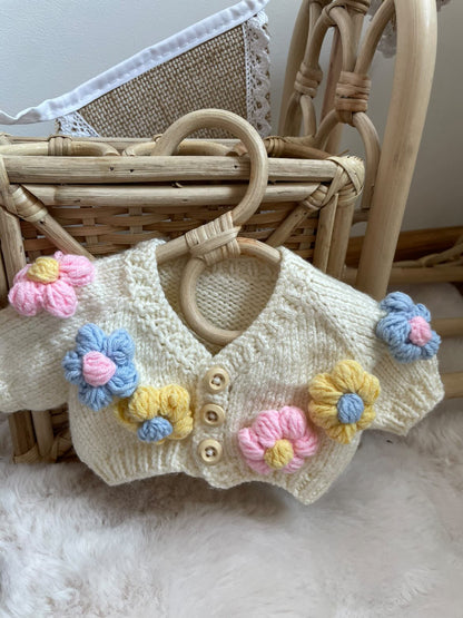 Cardigan fleuri tricoté main avec bandeau – pour poupées 28 à 34 cm 🌼